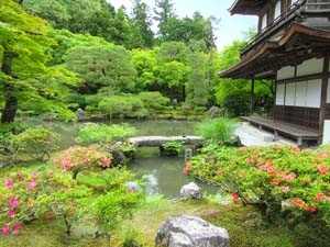 寺と池のある庭