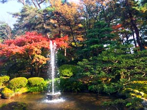 兼六園の紅葉と噴水の写真