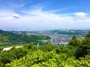 岩国城から見る町と錦帯橋の写真