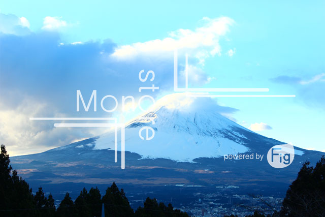 雪の帽子をかぶった富士山の写真