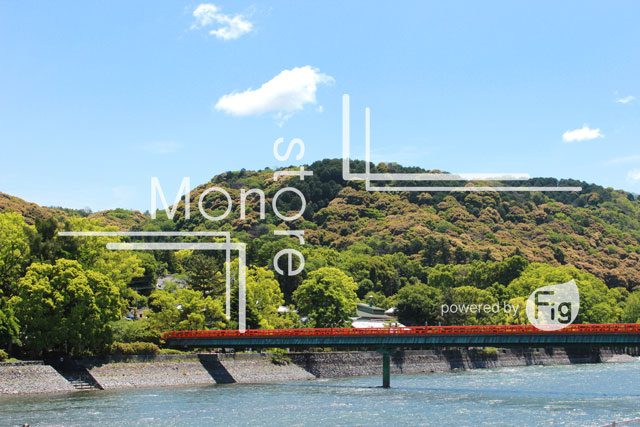 京都宇治川にかかる赤い橋