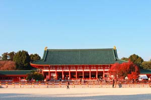 平安神宮と青い空の写真