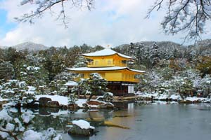冬の金閣寺と雪の写真