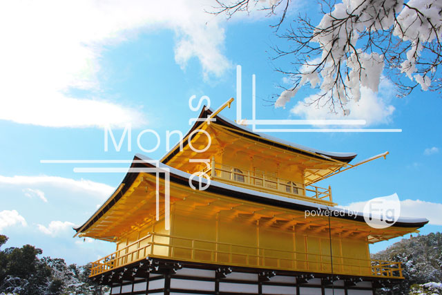 Photograph of the blue sky and the snow-crested kinkakuji Temple