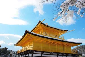青い空と雪の積もった金閣寺の写真