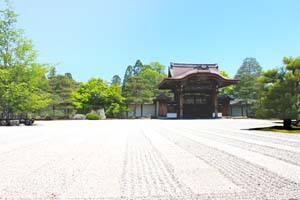 寺院の門と砂利の写真