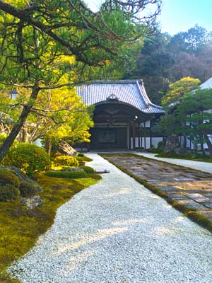 京都 お寺に続く石畳の写真