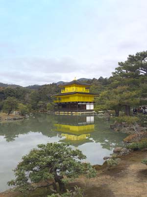 金閣寺と池に映る金閣寺の写真