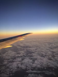 日が沈む瞬間と飛行機の翼の写真