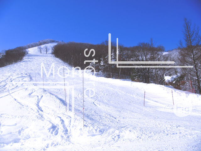青い空と斑尾高原スキー場の写真