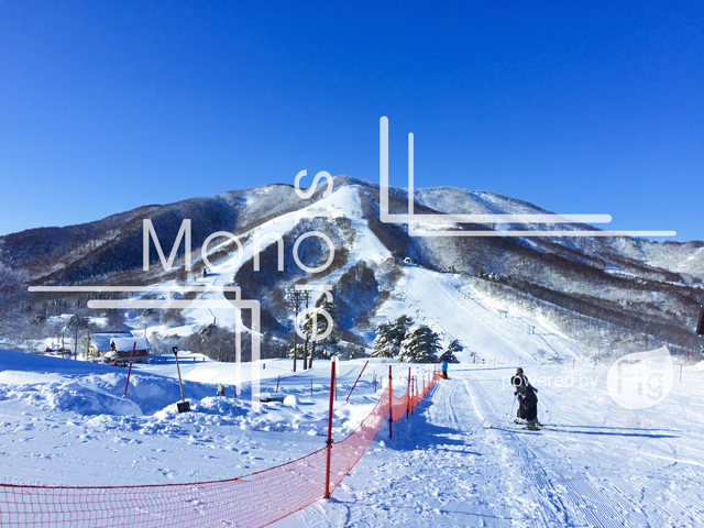 快晴の青空と斑尾高原スキー場の写真