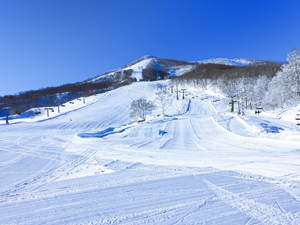 斑尾高原スキー場と青空の写真