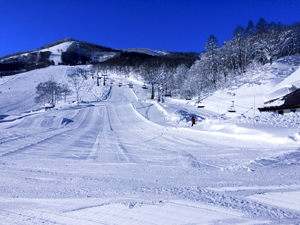 斑尾高原スキー場と青い空の写真
